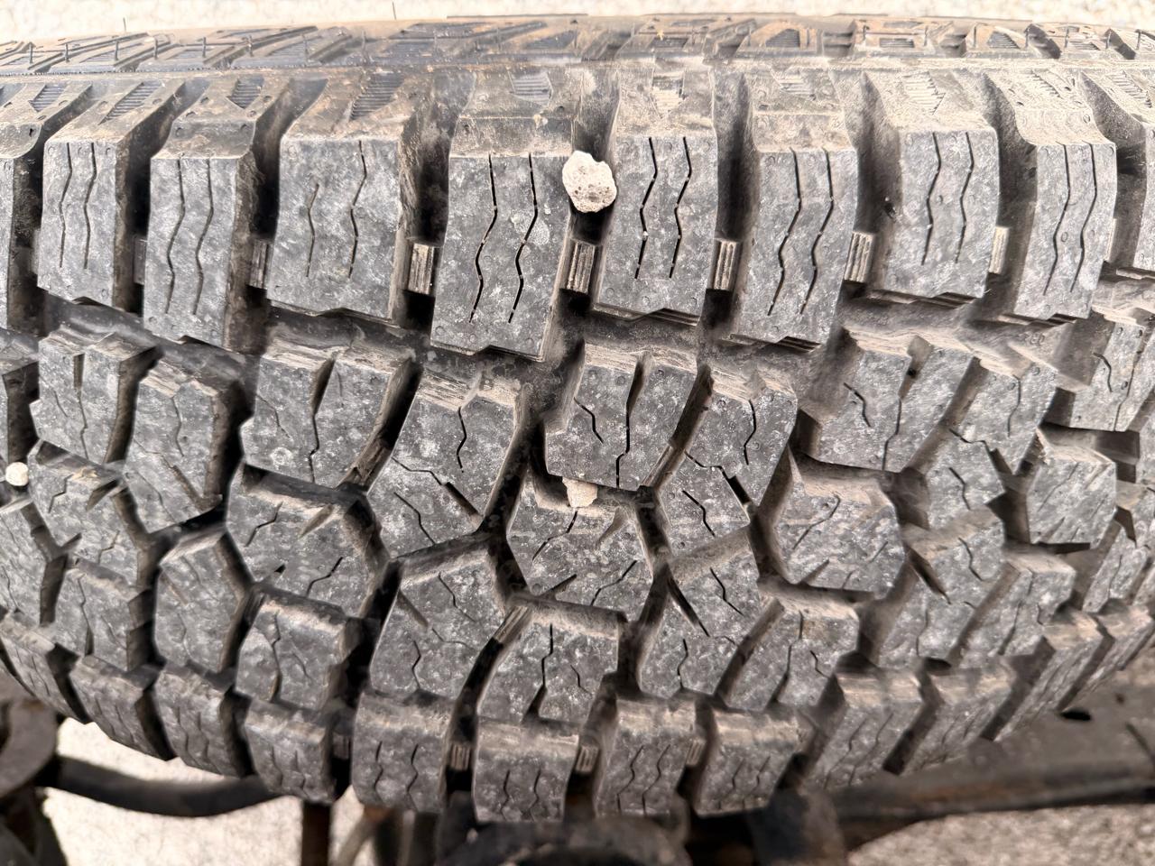 Ford Super Duty F-350 SRW 4WD Reg Cab 137" XL 2012