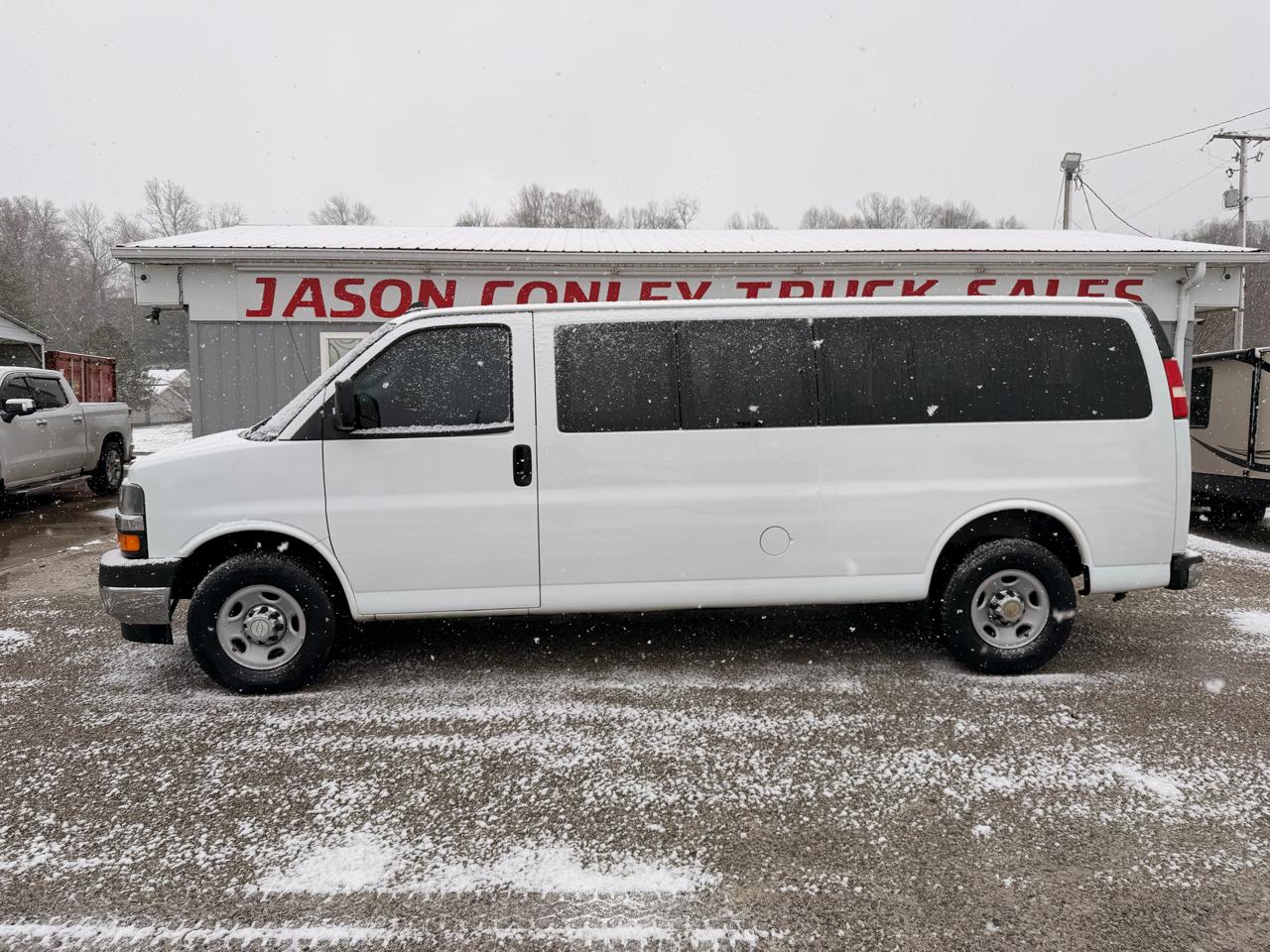 2017 Chevrolet Express Passenger RWD 3500 155" LT w/1LT