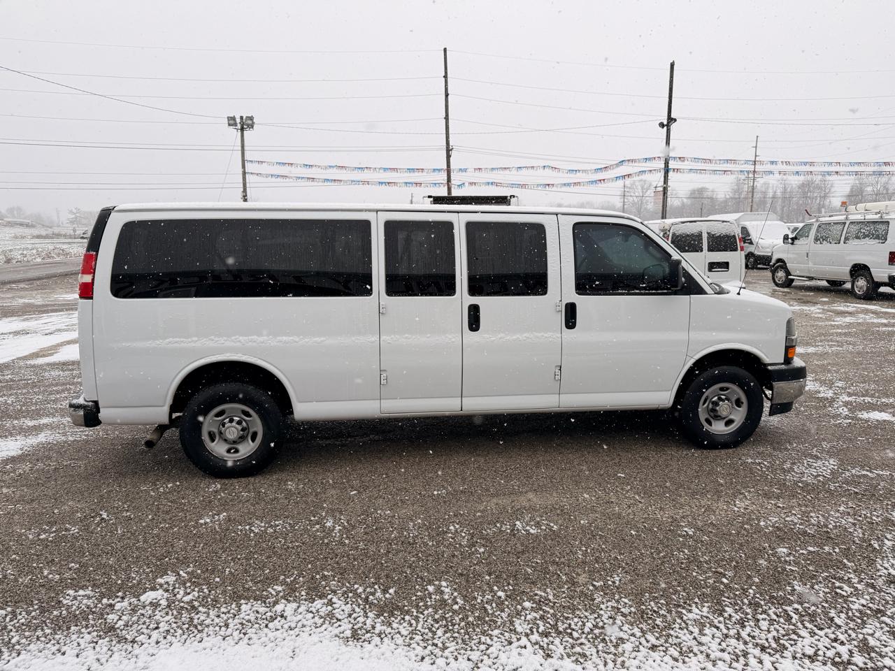Chevrolet Express Passenger RWD 3500 155" LT w/1LT 2017