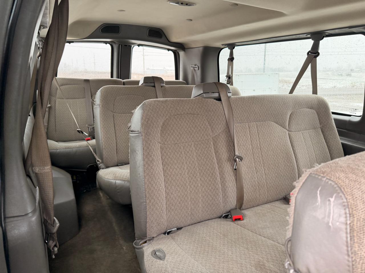 Chevrolet Express Passenger RWD 3500 155" LT w/1LT 2017