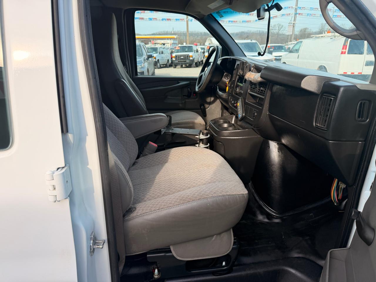 Chevrolet Express Cargo Van RWD 2500 135" 2011