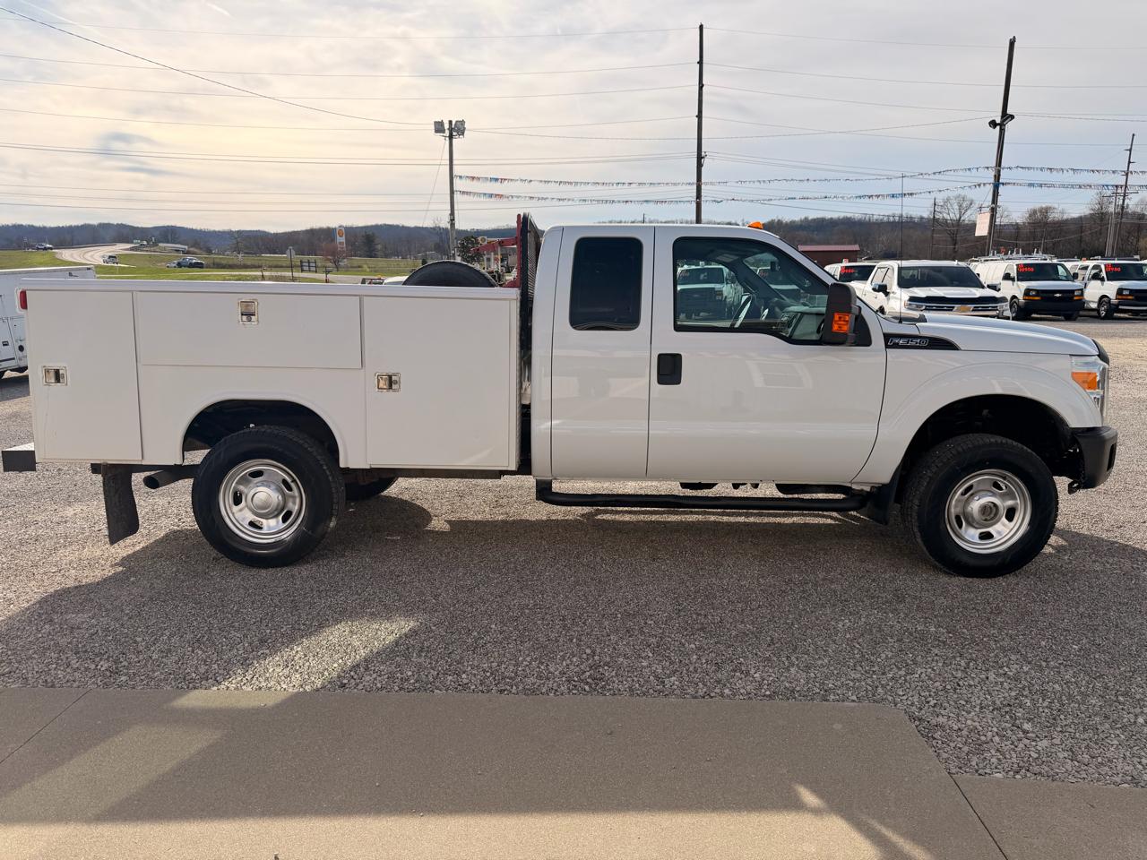 Ford Super Duty F-350 SRW 4WD SuperCab 162" WB 60" CA XL 2016