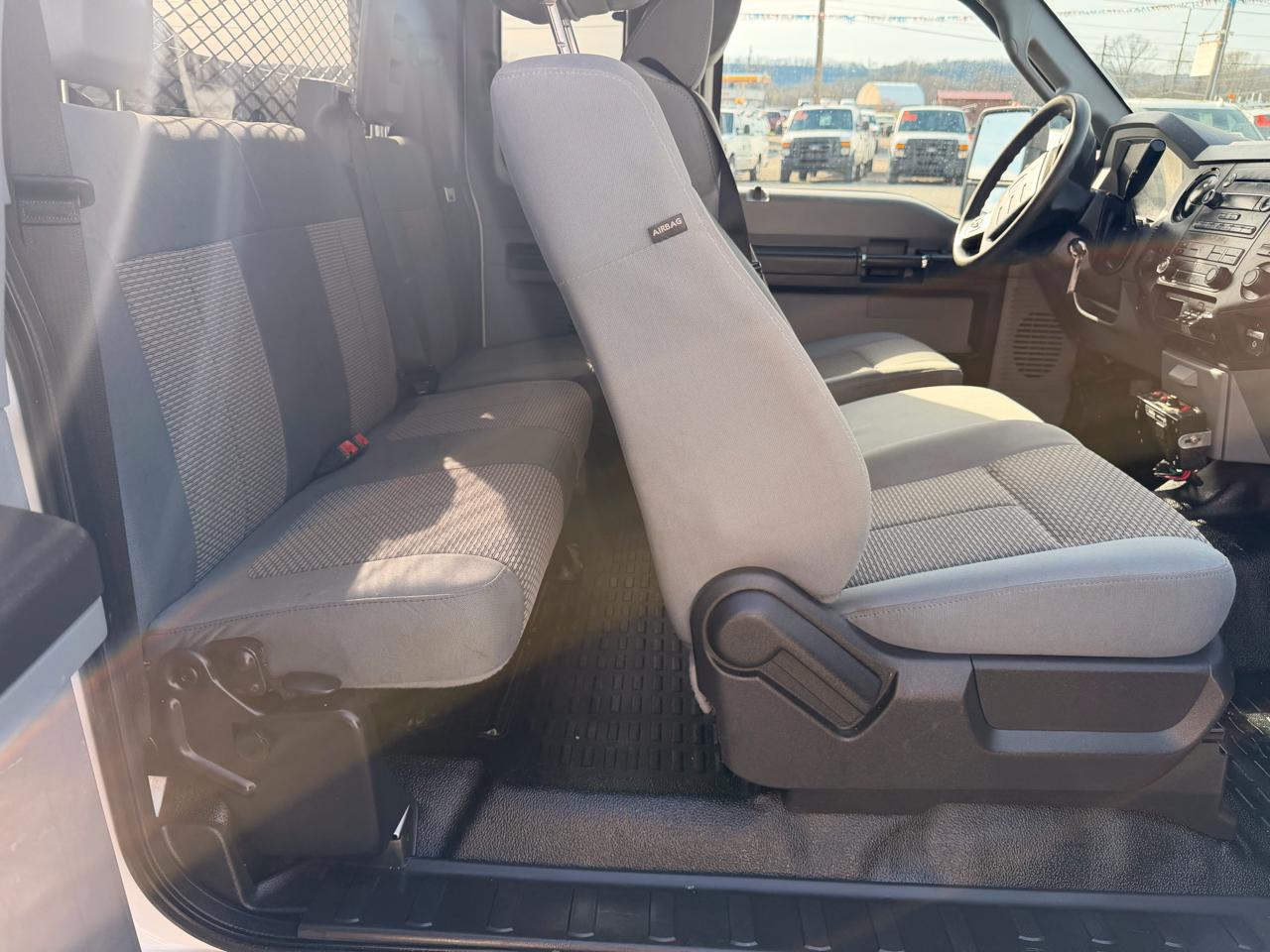 Ford Super Duty F-350 SRW 4WD SuperCab 162" WB 60" CA XL 2016