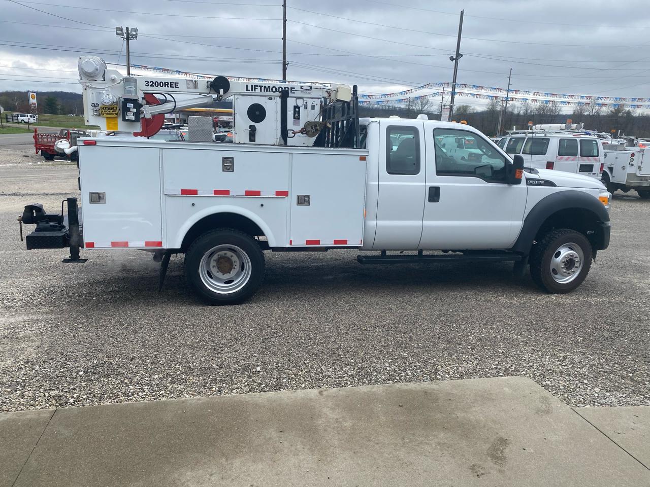 Ford Super Duty F-450 DRW 4WD SuperCab 186" WB 84" CA XL 2015