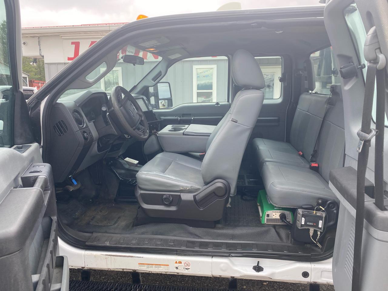 Ford Super Duty F-450 DRW 4WD SuperCab 186" WB 84" CA XL 2015