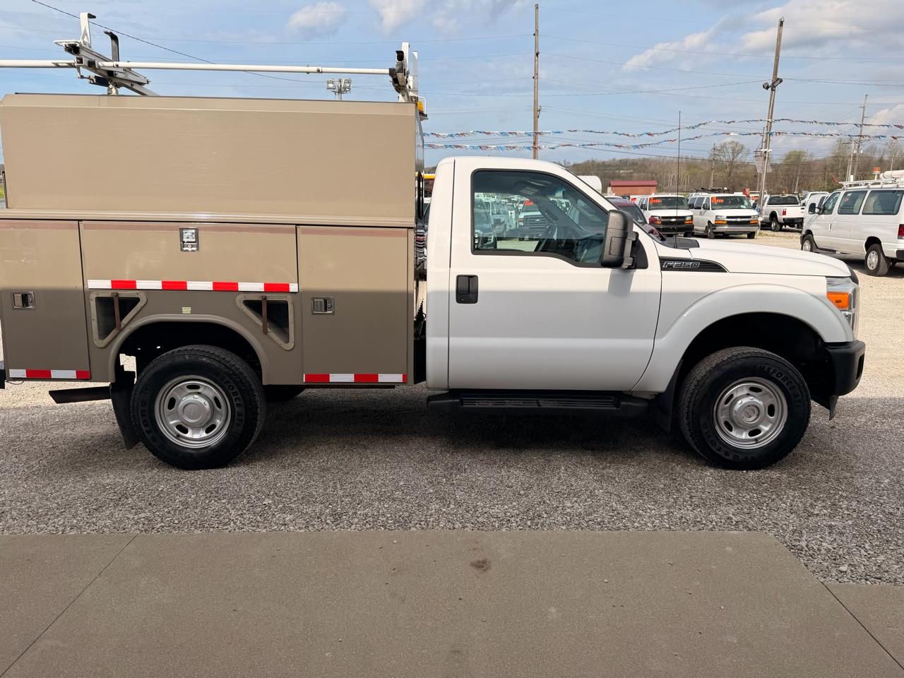Ford Super Duty F-350 SRW 4WD Reg Cab 137" XL 2016