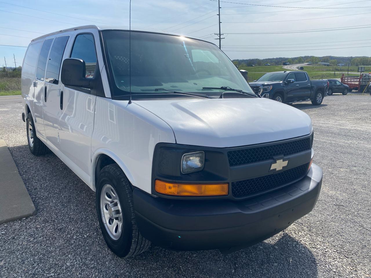 Chevrolet Express Cargo Van RWD 1500 135" 2011