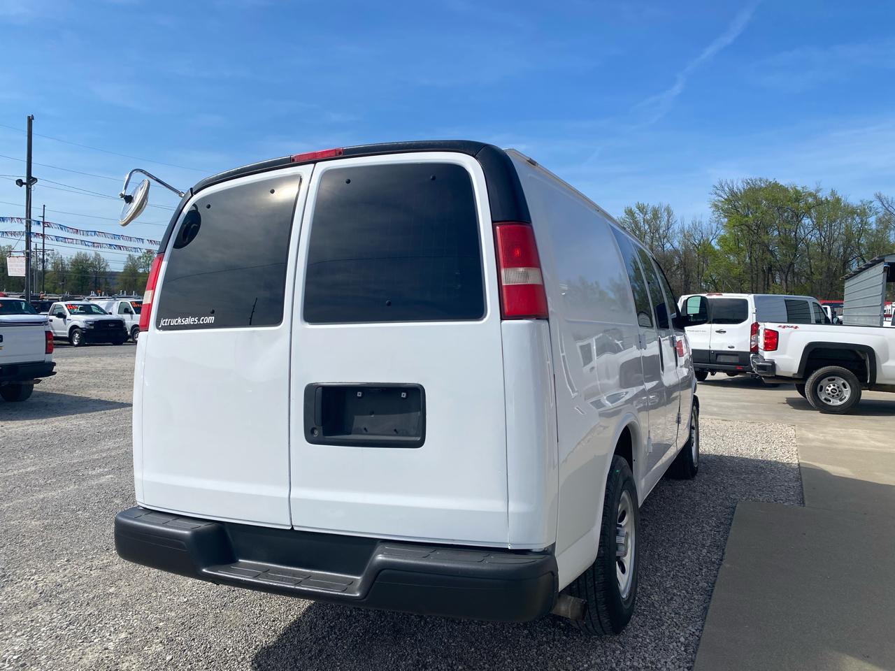 Chevrolet Express Cargo Van RWD 1500 135" 2011