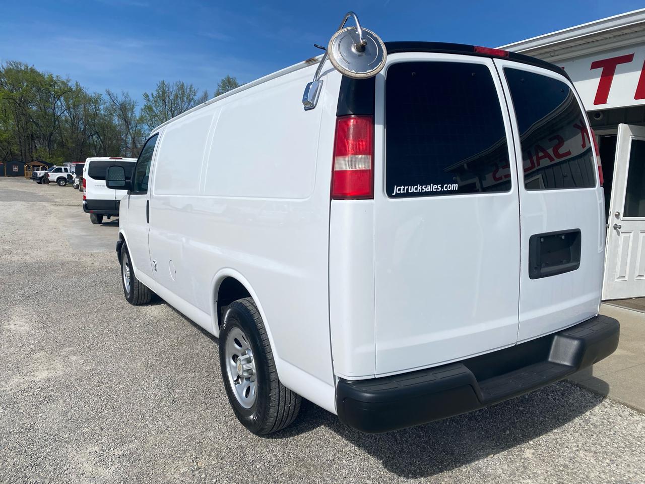 Chevrolet Express Cargo Van RWD 1500 135" 2011