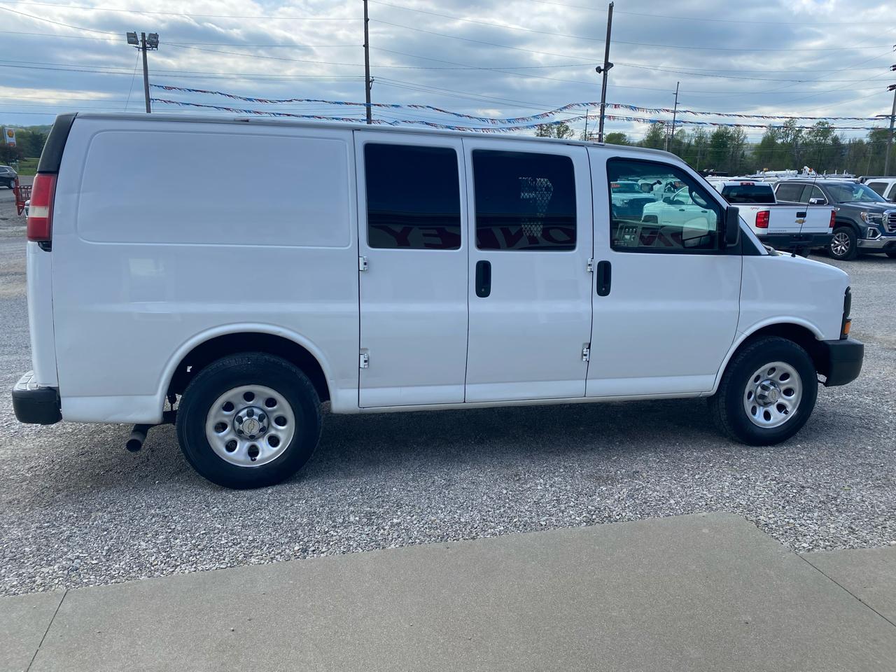 Chevrolet Express Cargo Van RWD 1500 135" 2010