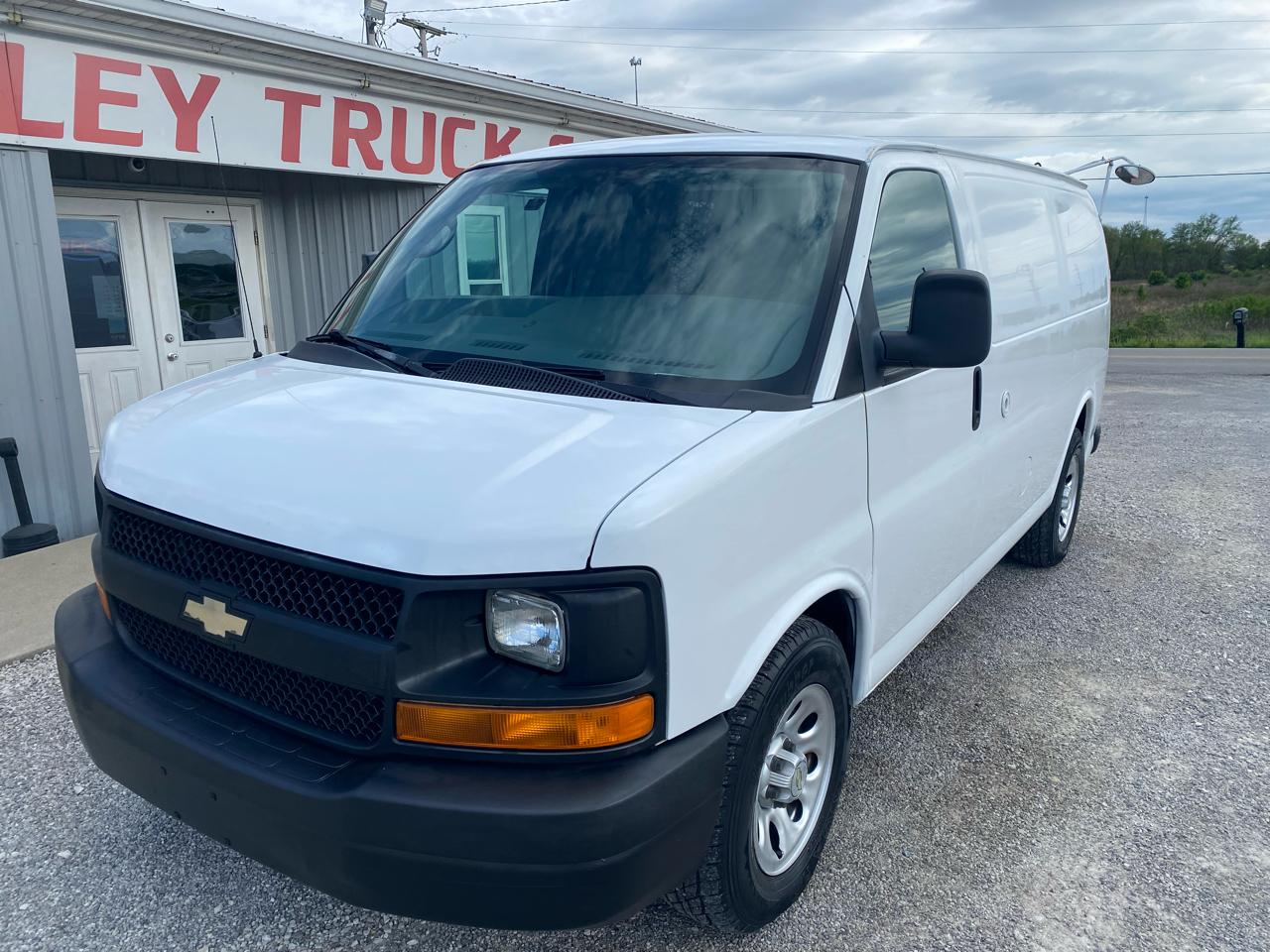 Chevrolet Express Cargo Van RWD 1500 135" 2010