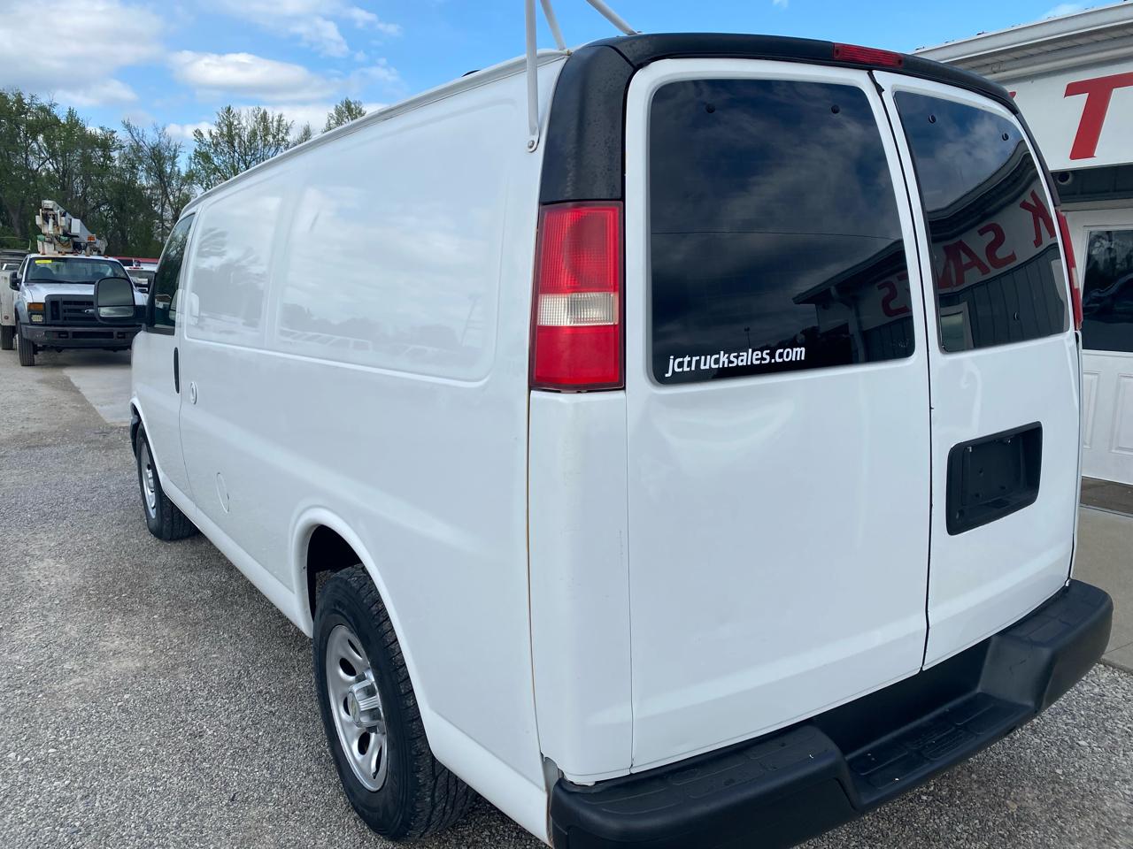 Chevrolet Express Cargo Van RWD 1500 135" 2010