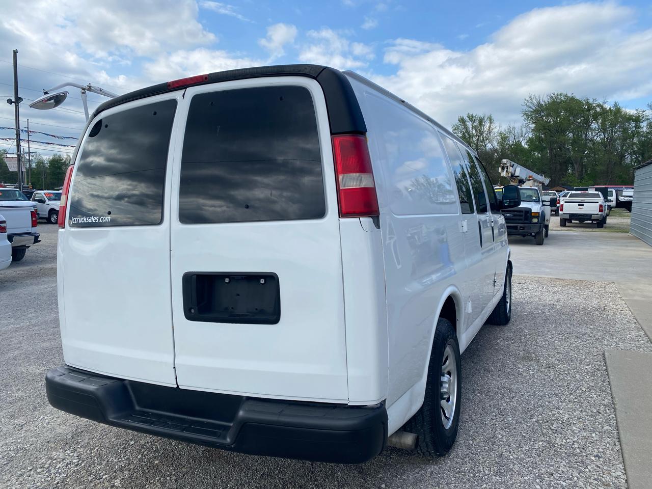 Chevrolet Express Cargo Van RWD 1500 135" 2010