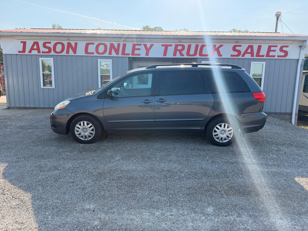 Toyota Sienna 5dr 7-Pass Van CE FWD (Natl) 2010