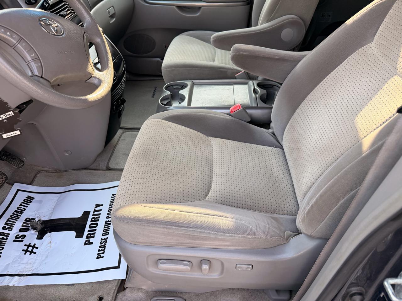 Toyota Sienna 5dr 7-Pass Van CE FWD (Natl) 2010