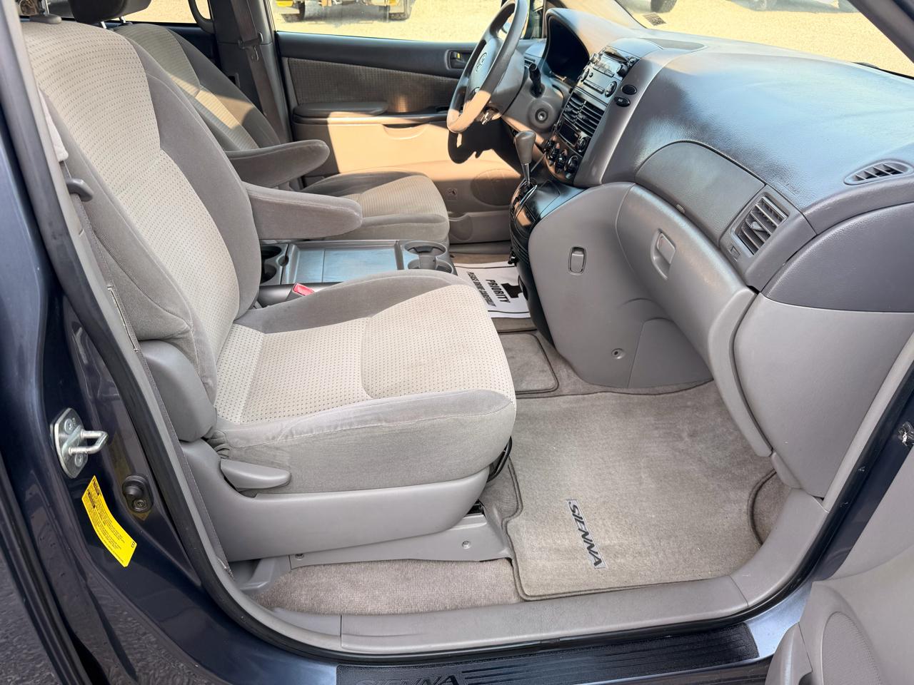 Toyota Sienna 5dr 7-Pass Van CE FWD (Natl) 2010