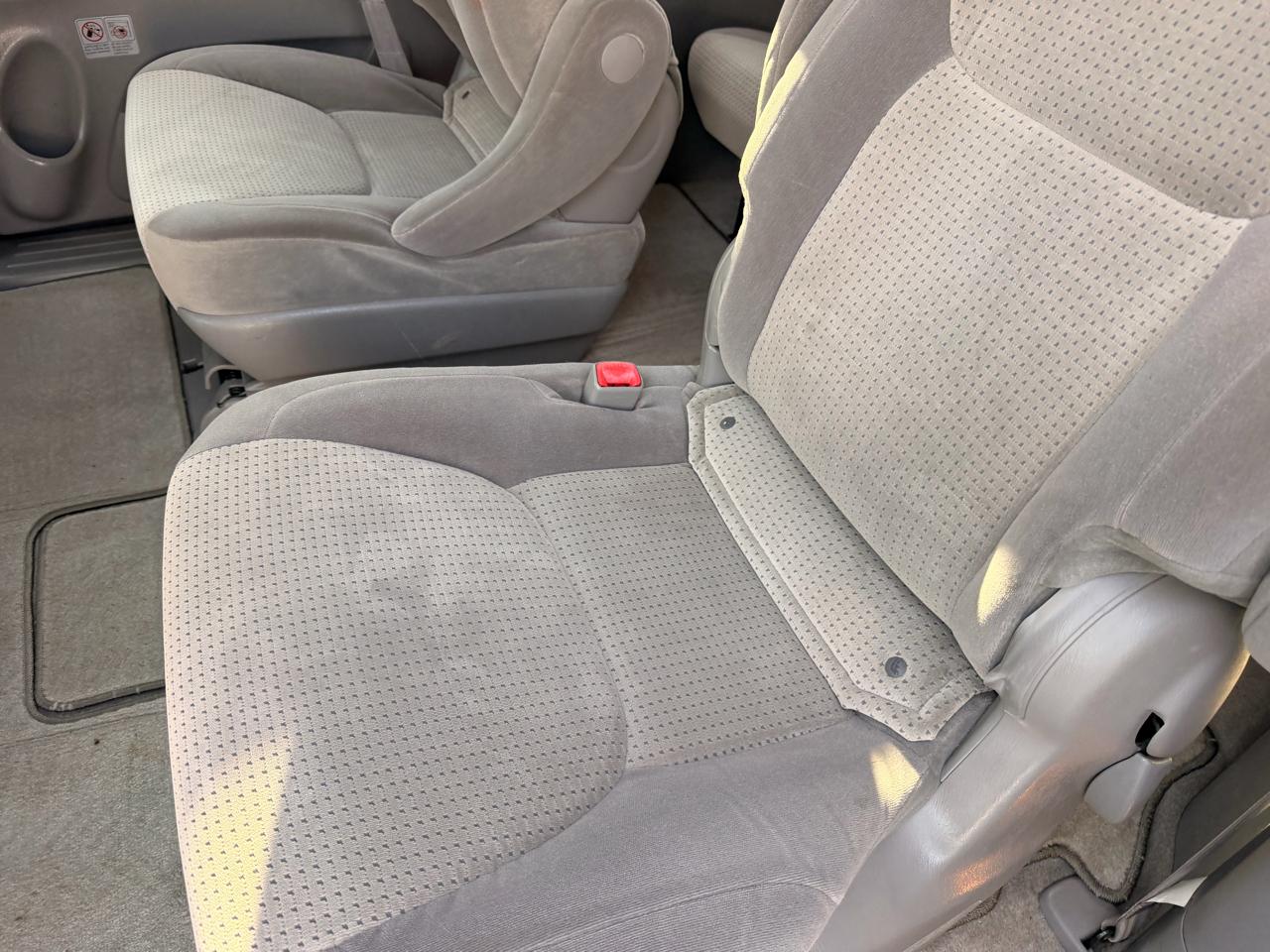 Toyota Sienna 5dr 7-Pass Van CE FWD (Natl) 2010