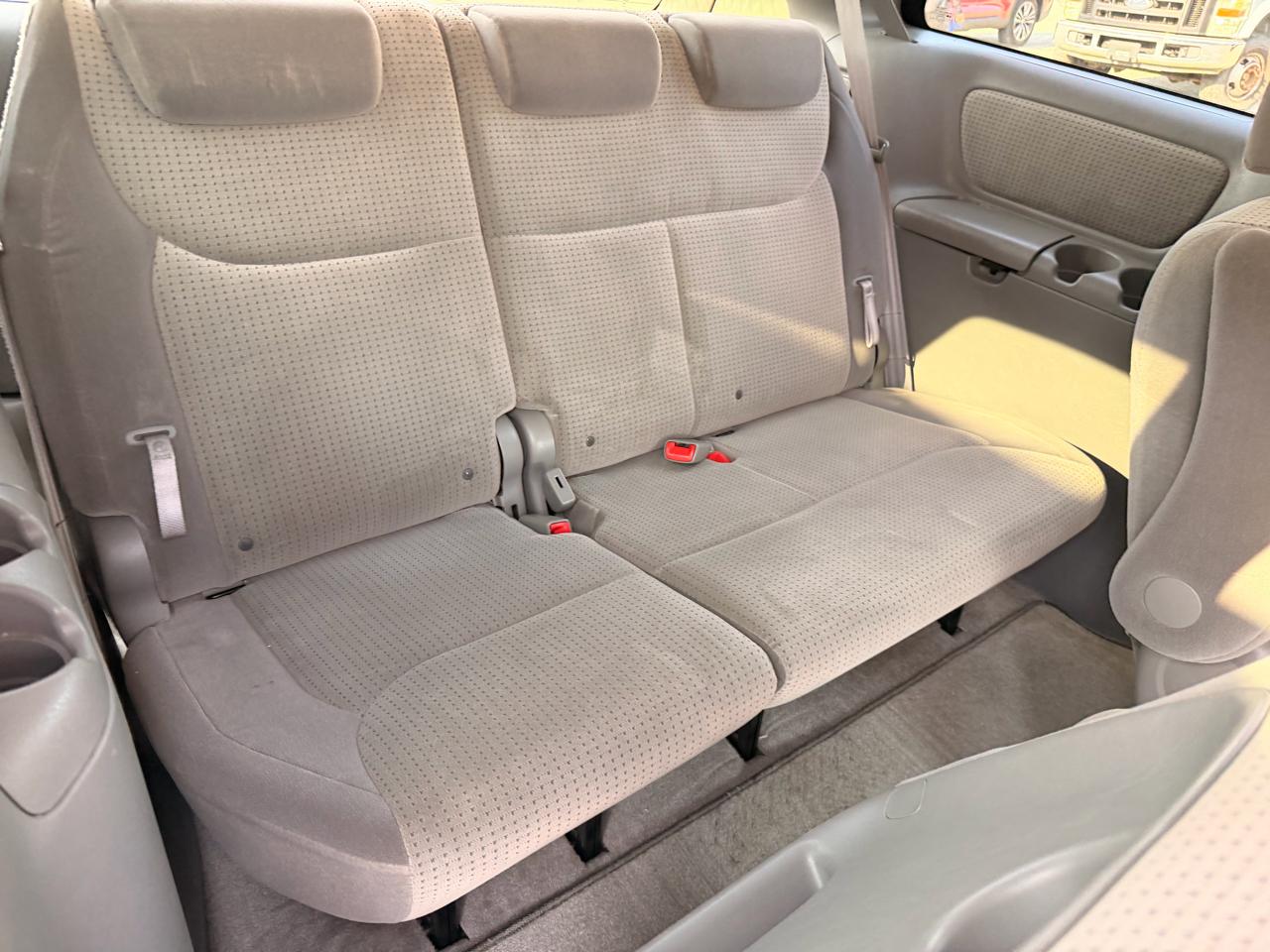 Toyota Sienna 5dr 7-Pass Van CE FWD (Natl) 2010