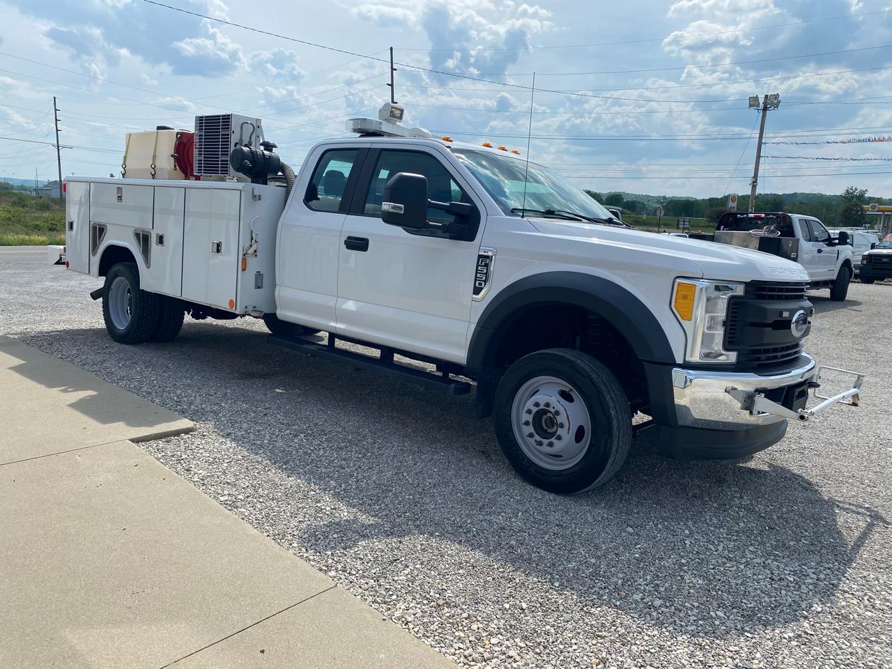 Ford Super Duty F-550 DRW XL 4WD SuperCab 192" WB 84" CA 2017