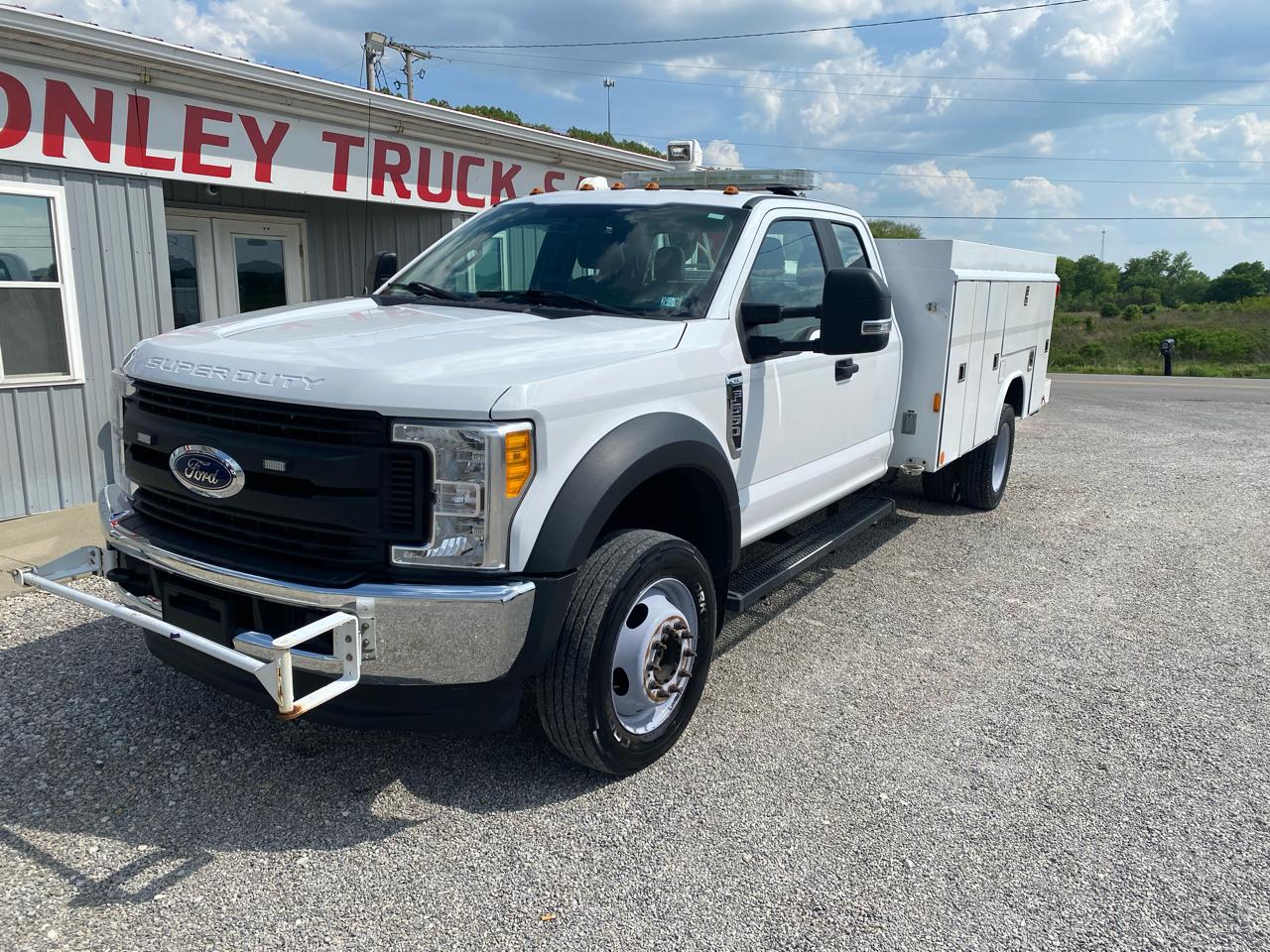 Ford Super Duty F-550 DRW XL 4WD SuperCab 192" WB 84" CA 2017