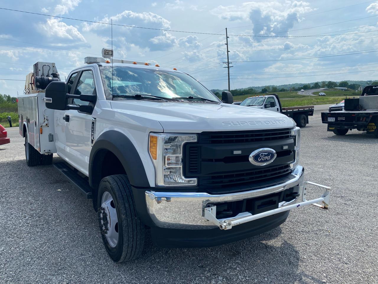 Ford Super Duty F-550 DRW XL 4WD SuperCab 192" WB 84" CA 2017
