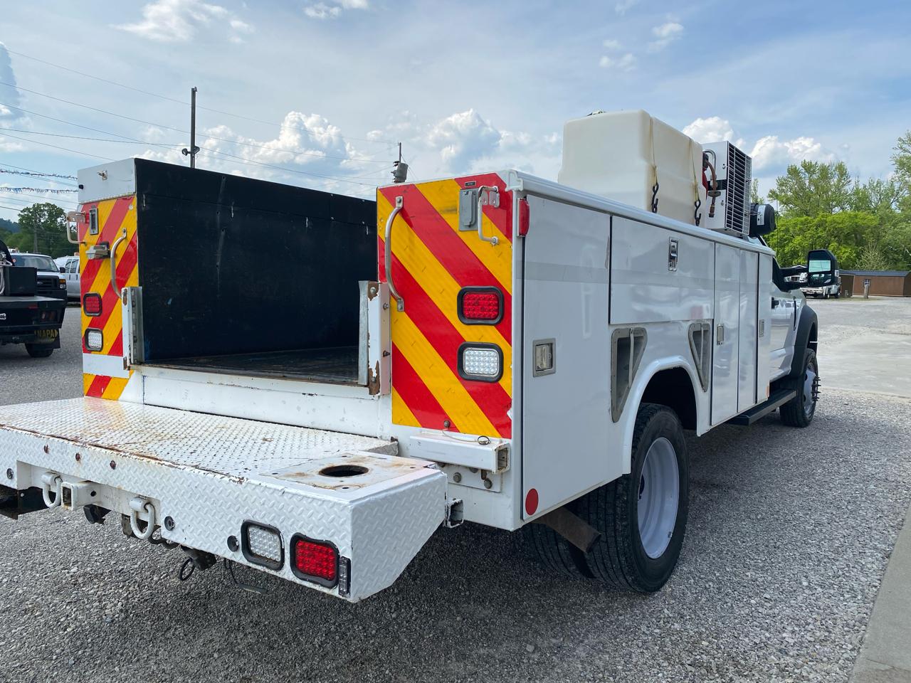 Ford Super Duty F-550 DRW XL 4WD SuperCab 192" WB 84" CA 2017