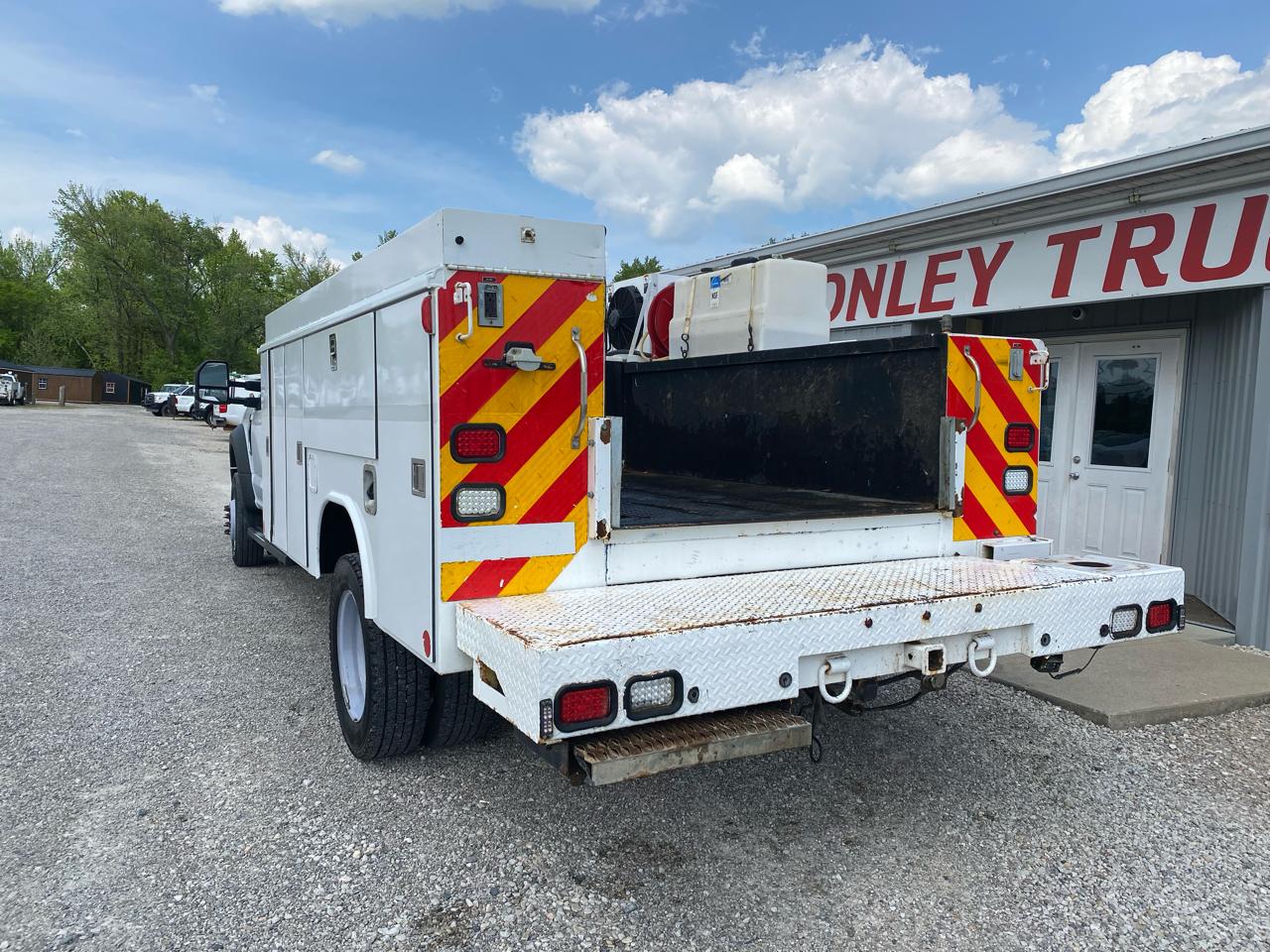 Ford Super Duty F-550 DRW XL 4WD SuperCab 192" WB 84" CA 2017