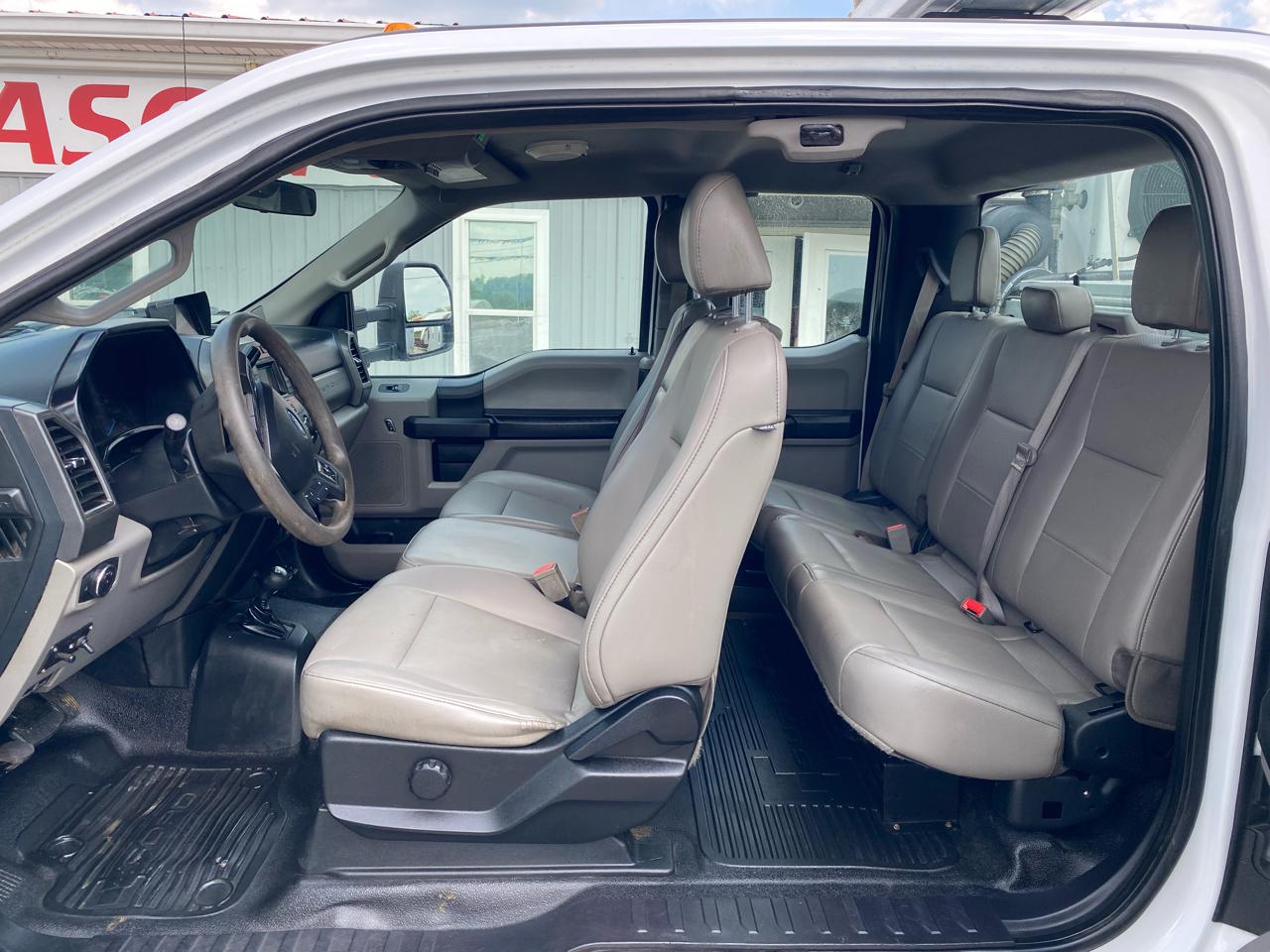 Ford Super Duty F-550 DRW XL 4WD SuperCab 192" WB 84" CA 2017