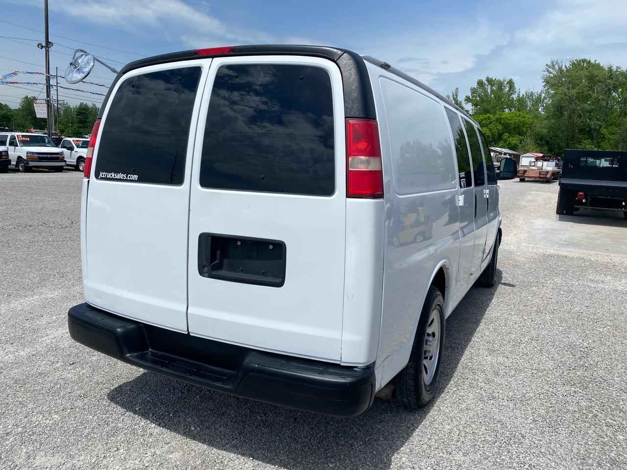 Chevrolet Express Cargo Van RWD 1500 135" 2011