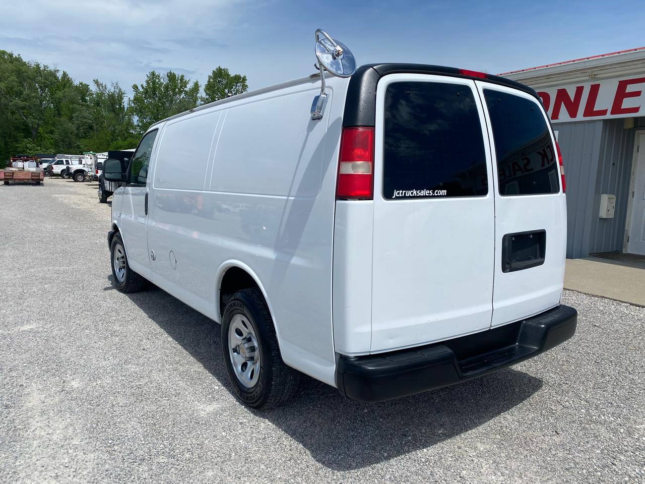 Chevrolet Express Cargo Van RWD 1500 135" 2011