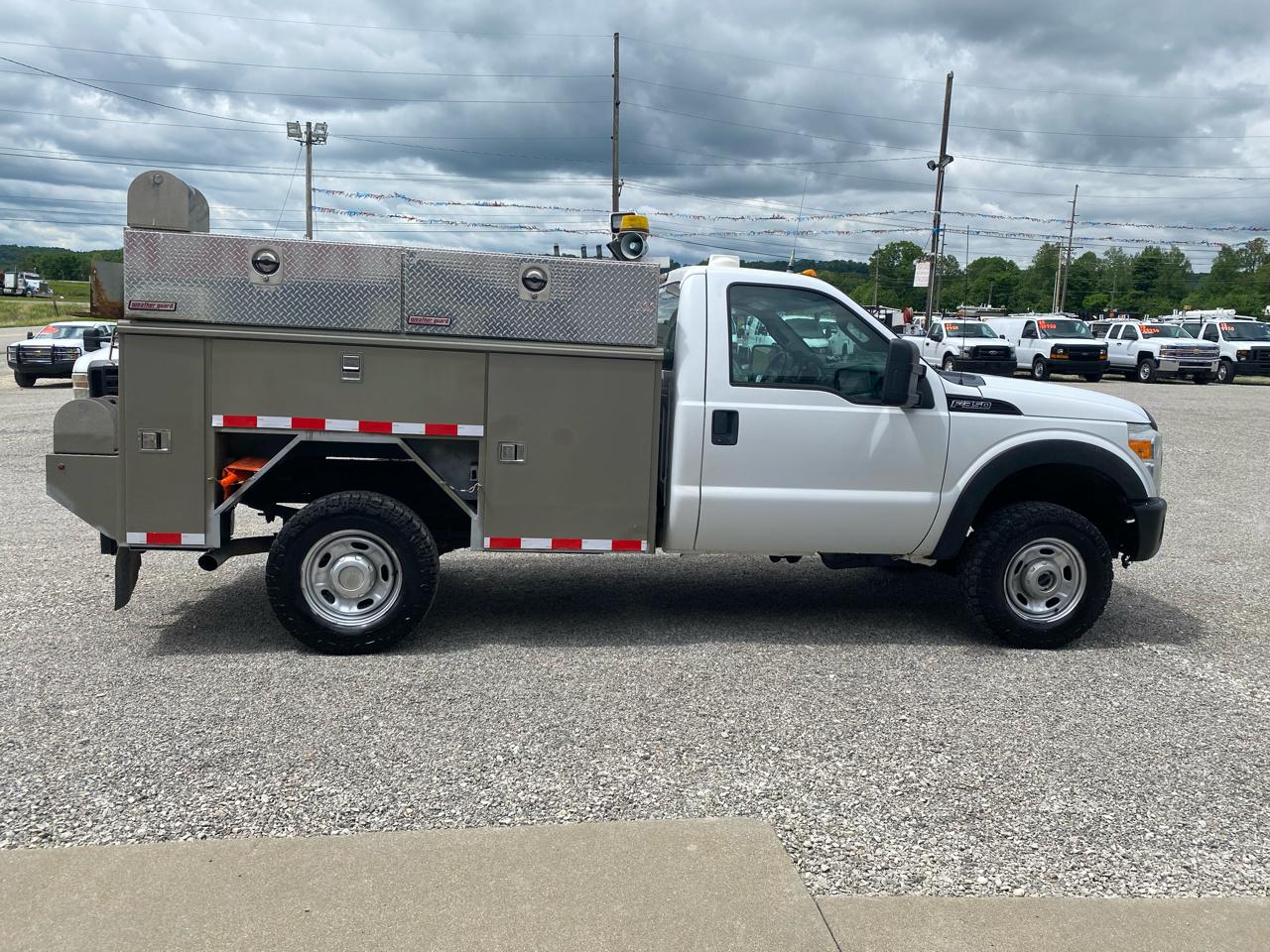 Ford Super Duty F-350 SRW 4WD Reg Cab 141" WB 60" CA XL 2012