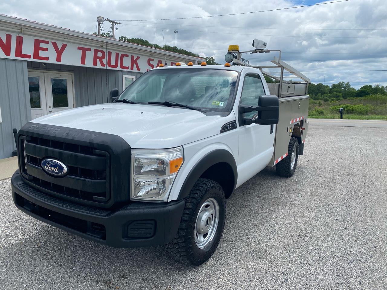 Ford Super Duty F-350 SRW 4WD Reg Cab 141" WB 60" CA XL 2012