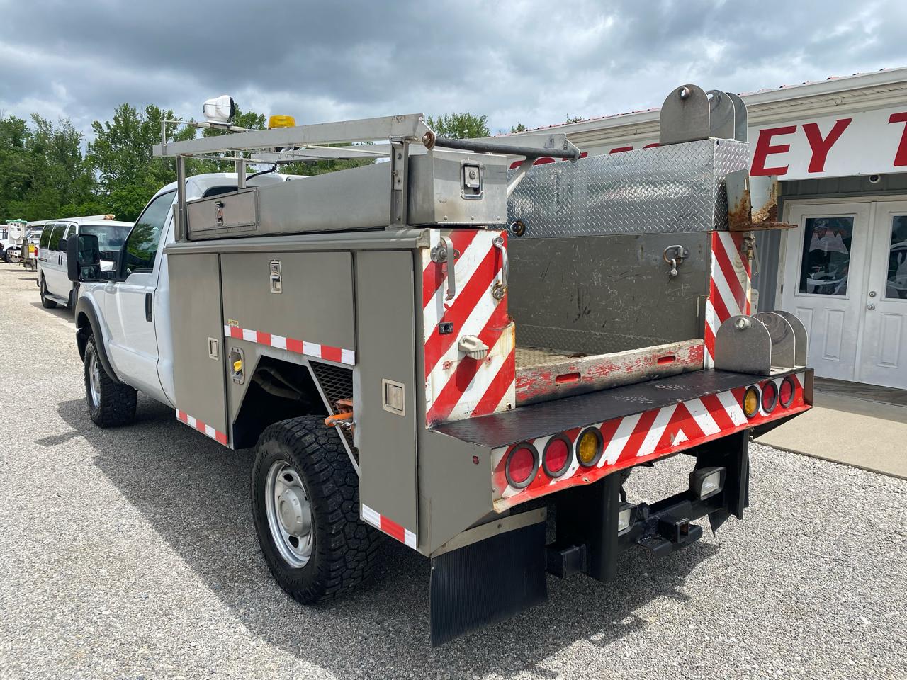 Ford Super Duty F-350 SRW 4WD Reg Cab 141" WB 60" CA XL 2012