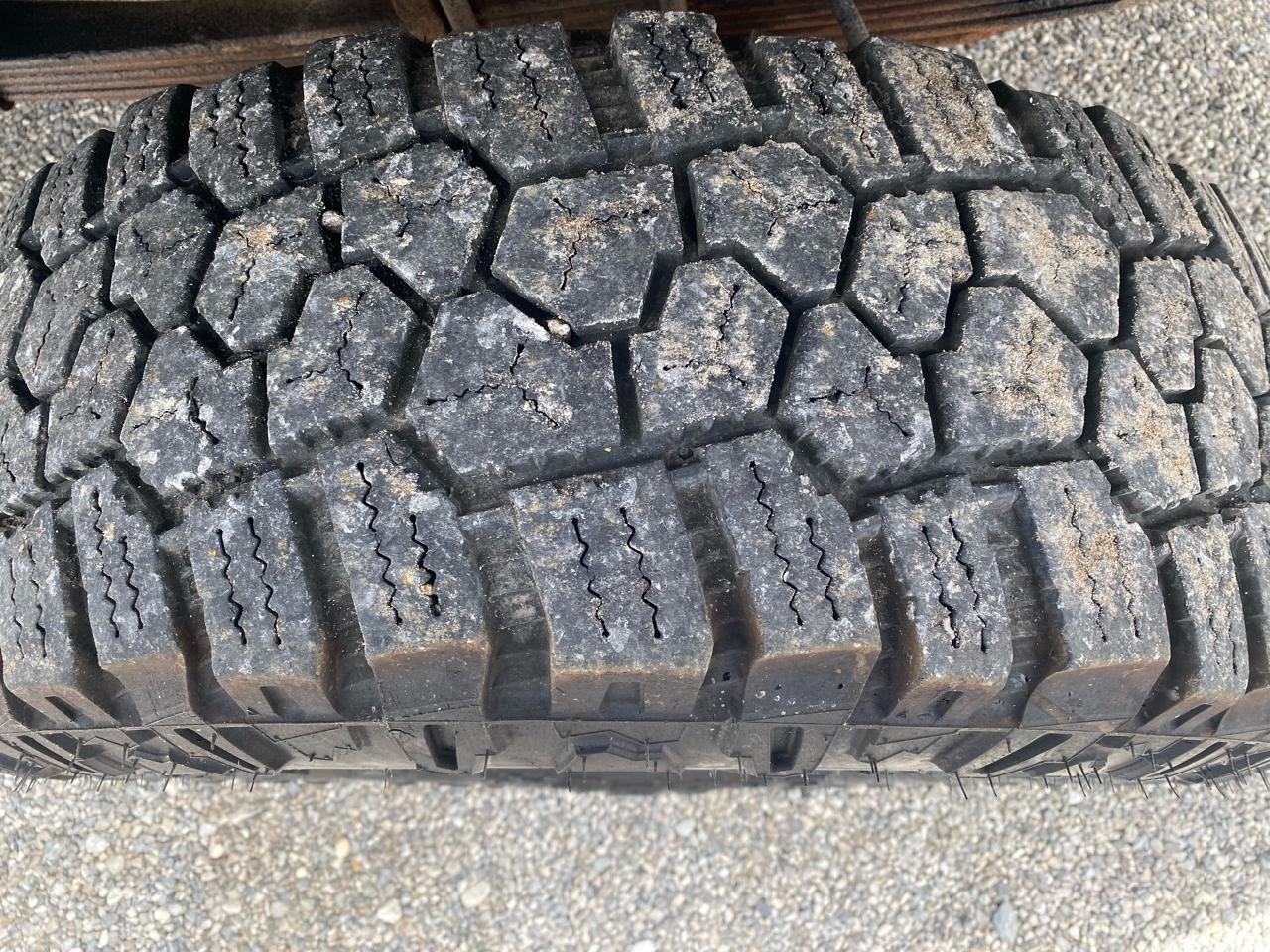 Ford Super Duty F-350 SRW 4WD Reg Cab 141" WB 60" CA XL 2012