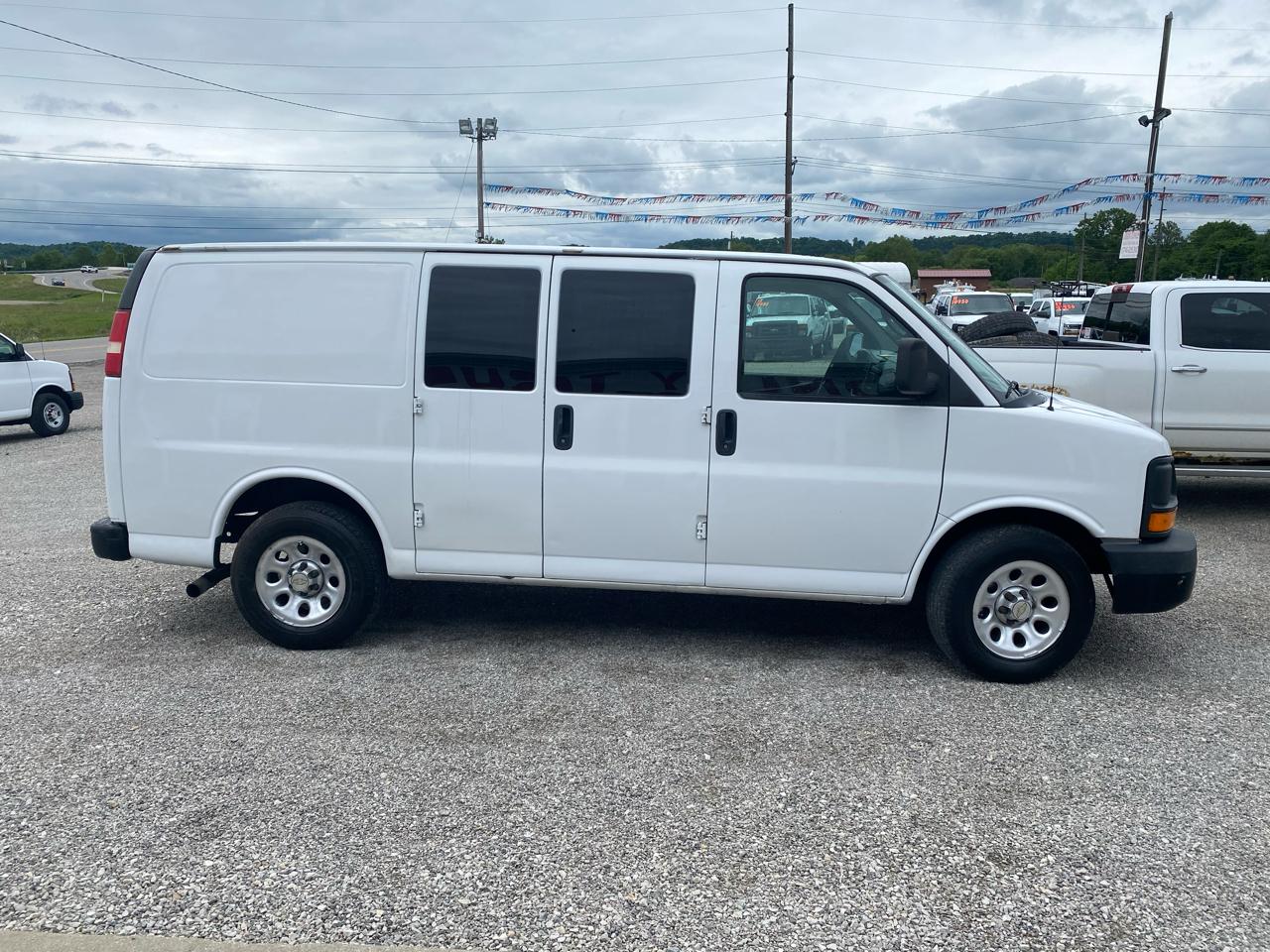 Chevrolet Express Cargo Van RWD 1500 135" 2011