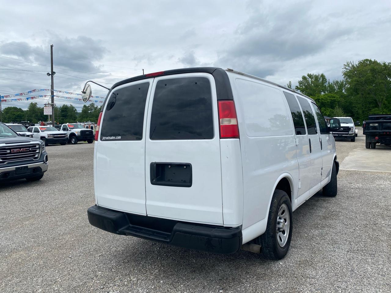 Chevrolet Express Cargo Van RWD 1500 135" 2011
