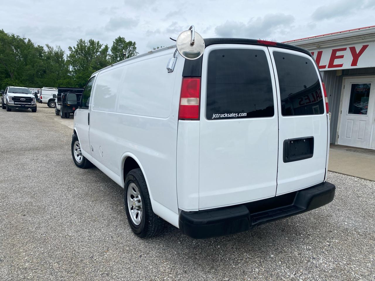 Chevrolet Express Cargo Van RWD 1500 135" 2011