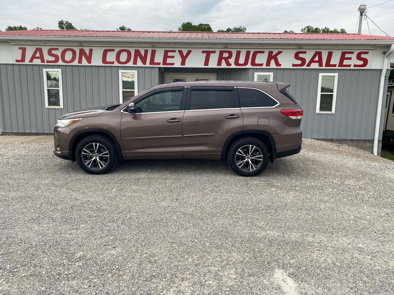 Toyota Highlander LE V6 FWD (Natl) 2017