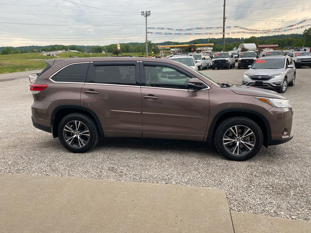 Toyota Highlander LE V6 FWD (Natl) 2017