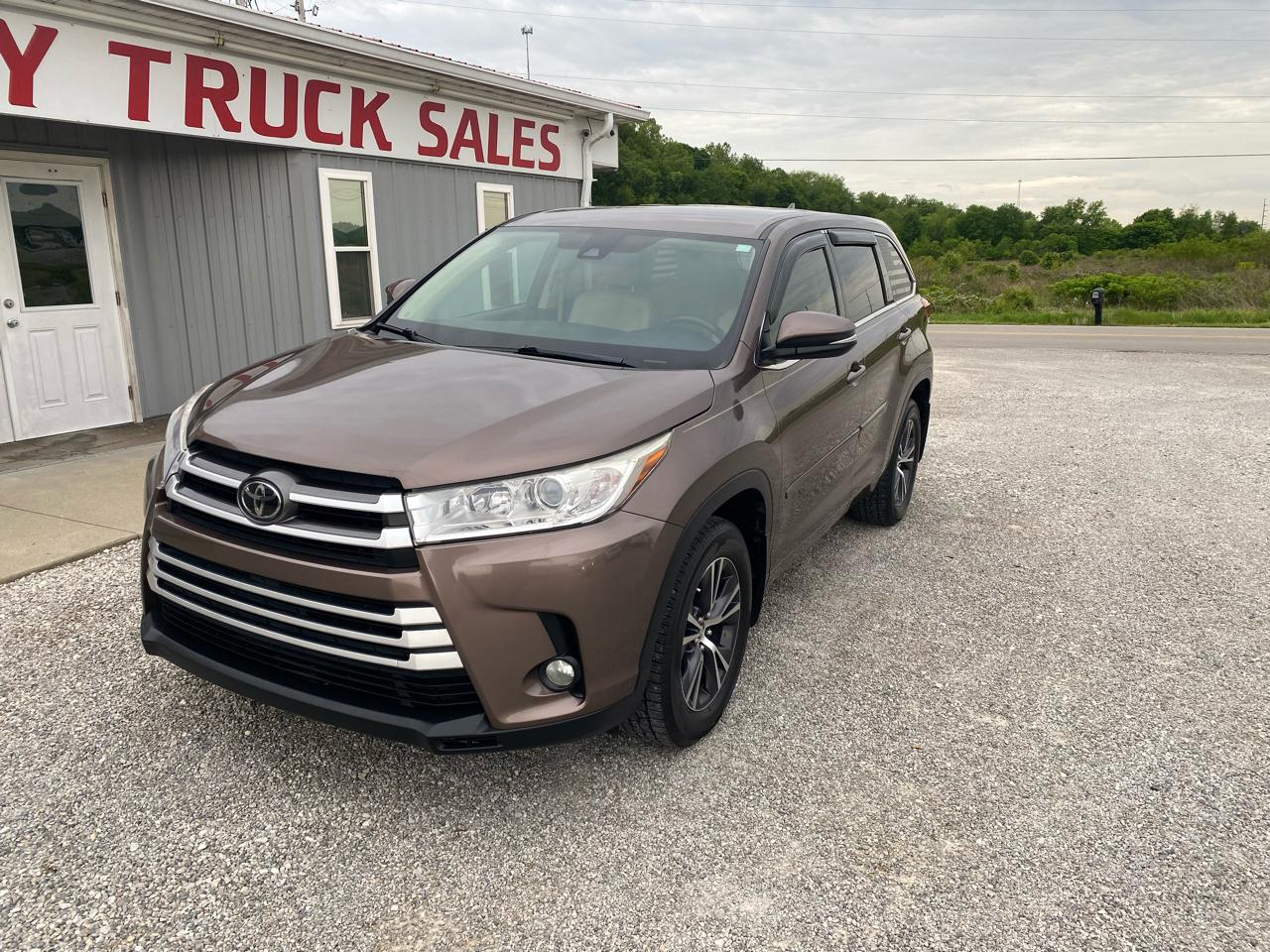 Toyota Highlander LE V6 FWD (Natl) 2017