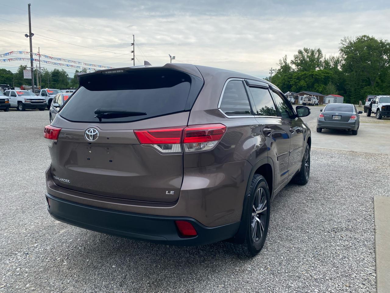 Toyota Highlander LE V6 FWD (Natl) 2017