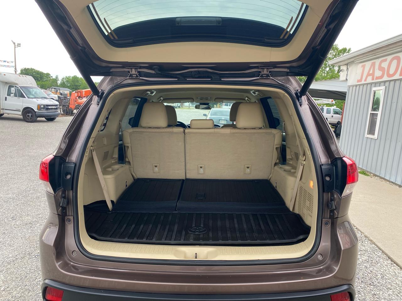 Toyota Highlander LE V6 FWD (Natl) 2017