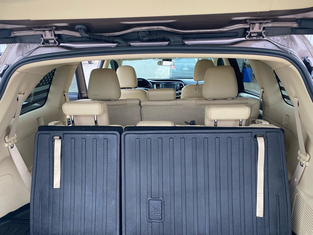 Toyota Highlander LE V6 FWD (Natl) 2017