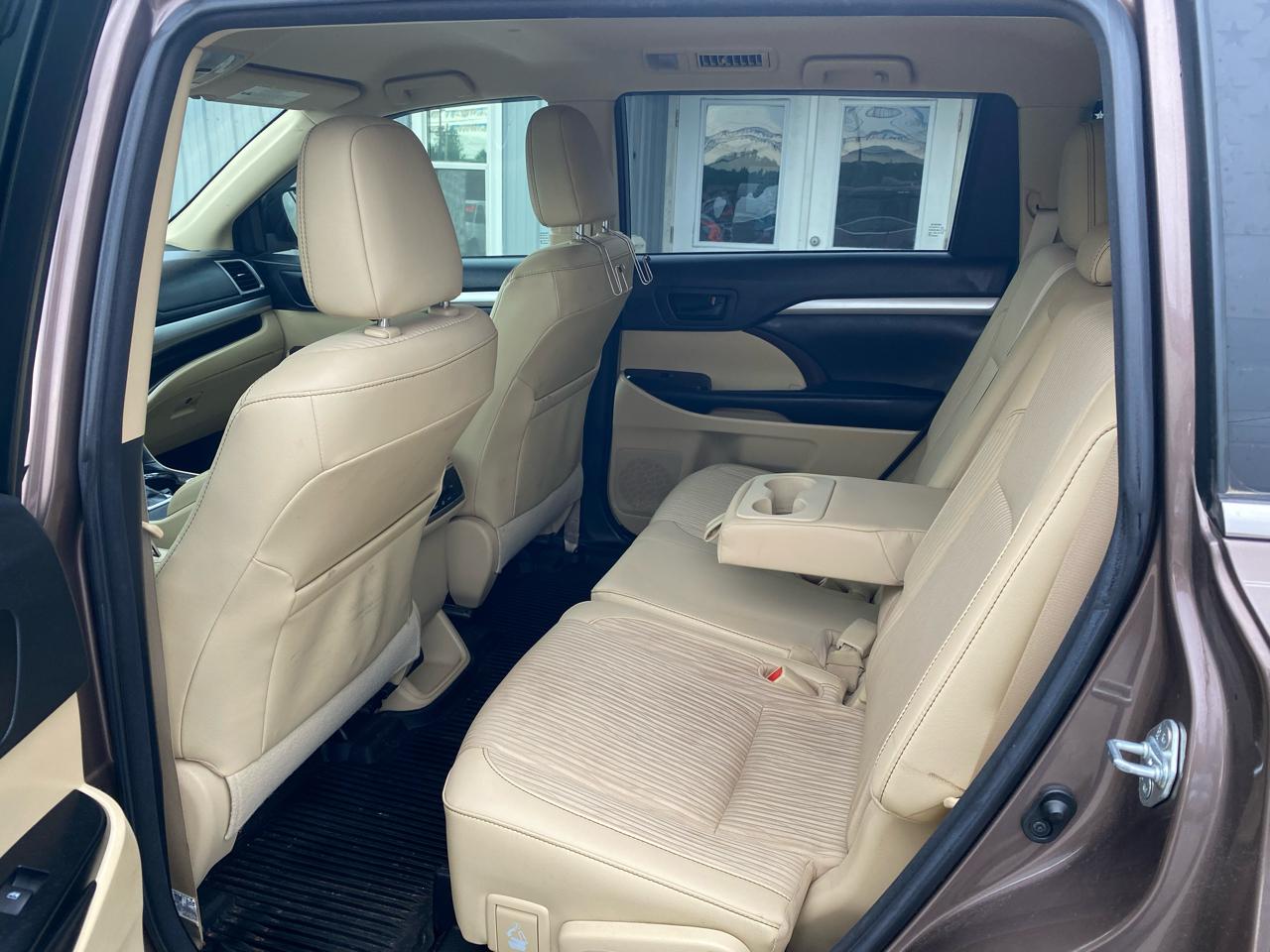 Toyota Highlander LE V6 FWD (Natl) 2017