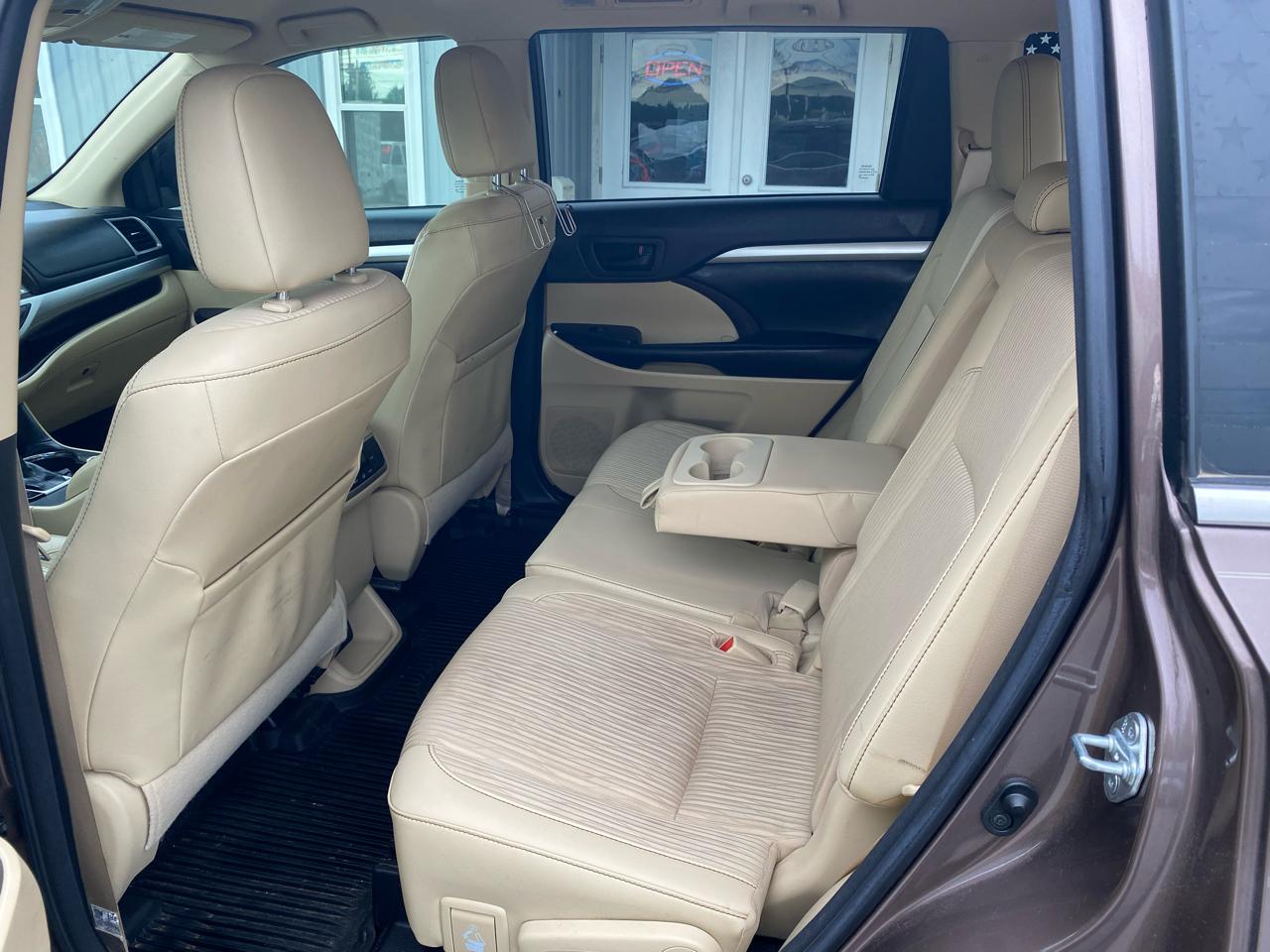 Toyota Highlander LE V6 FWD (Natl) 2017