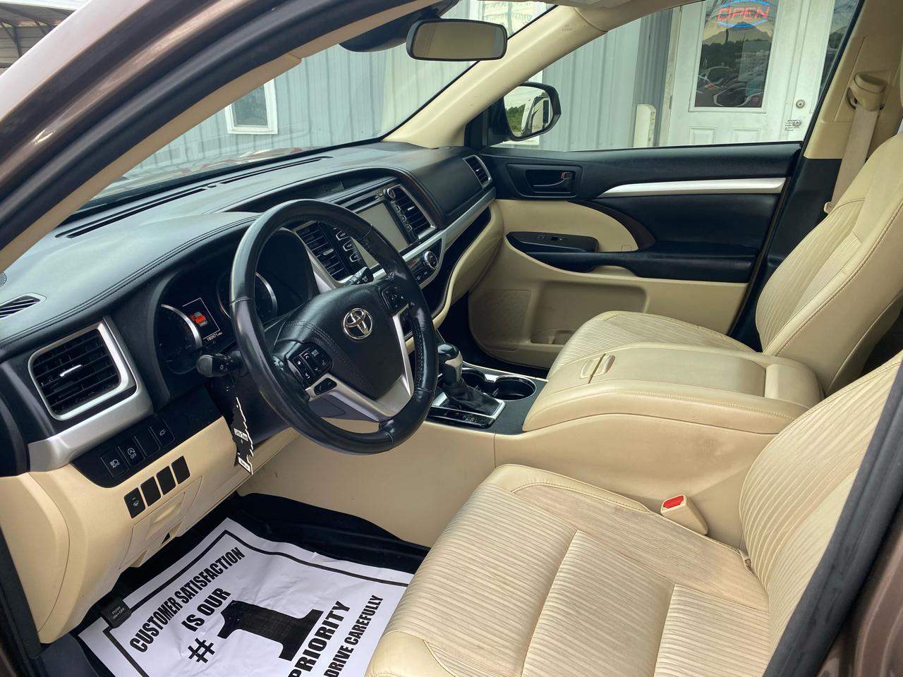 Toyota Highlander LE V6 FWD (Natl) 2017