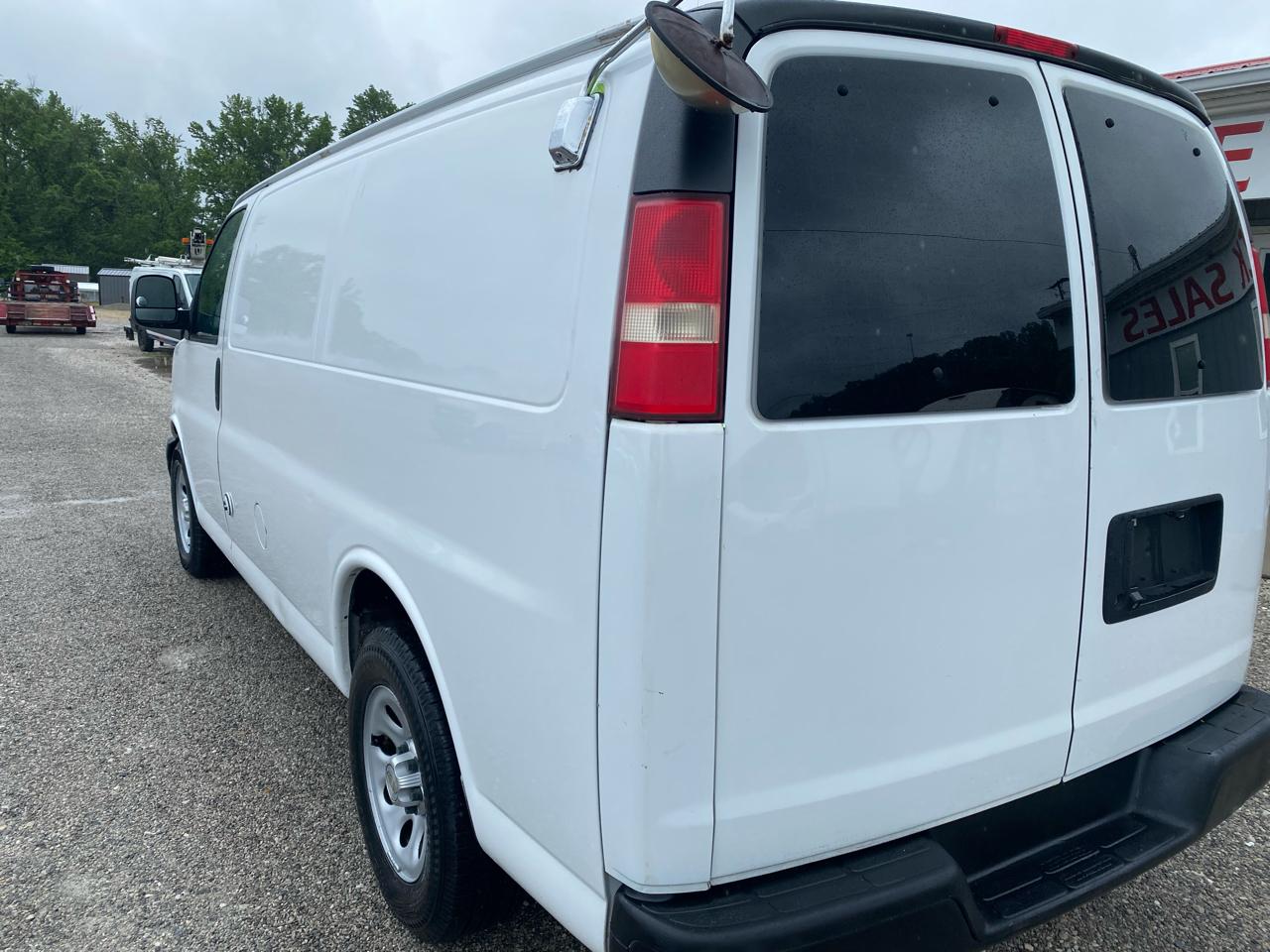 Chevrolet Express Cargo Van RWD 1500 135" 2013