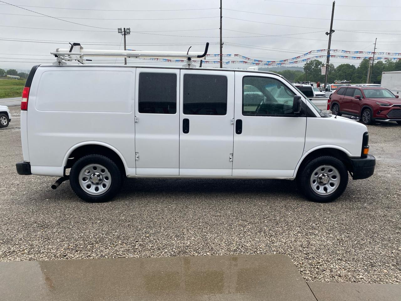 Chevrolet Express Cargo Van RWD 1500 135" 2011