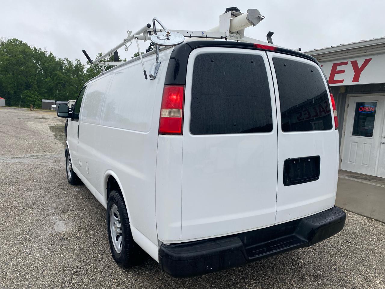 Chevrolet Express Cargo Van RWD 1500 135" 2011