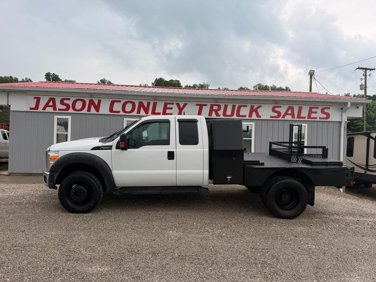 Ford Super Duty F-550 DRW 4WD SuperCab 186" WB 84" CA XLT 2016